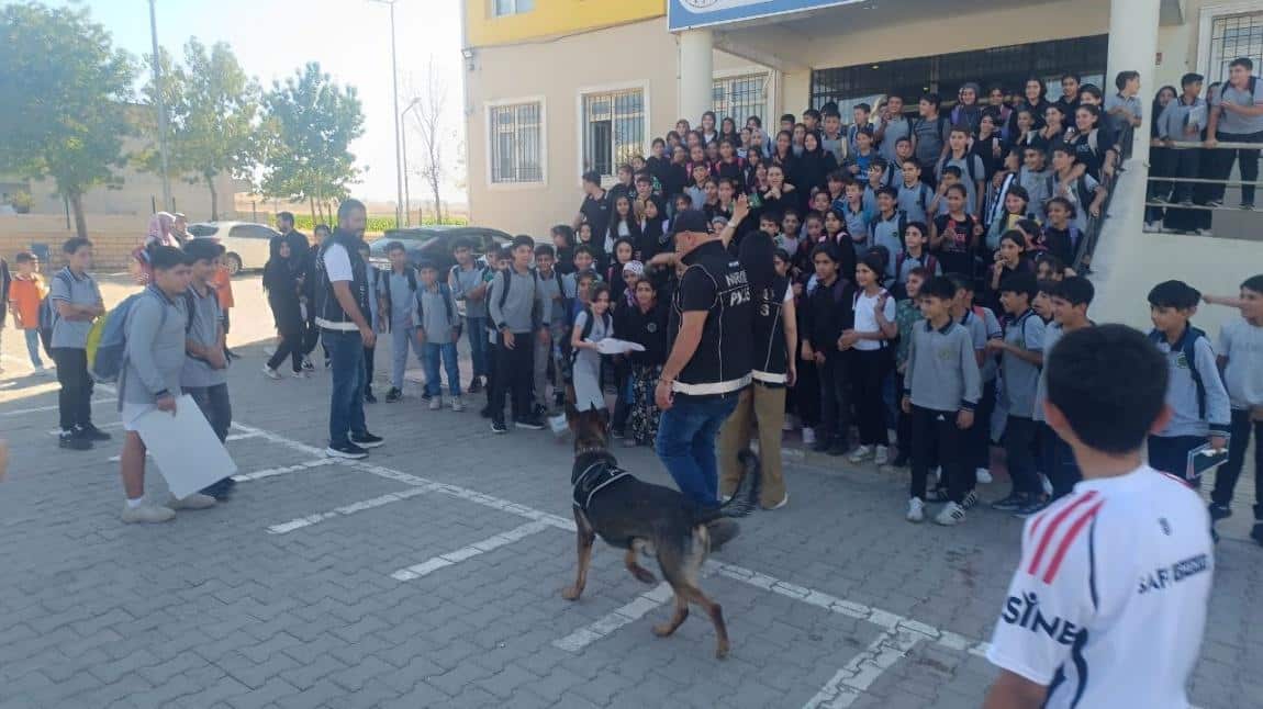 NARKOTİK POLİSİ OKULUMUZU ZİYARET ETTİ